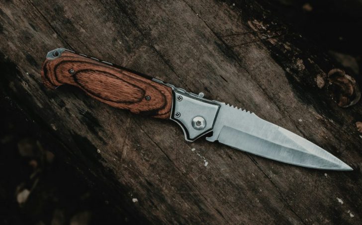 Is it legal to carry a knife in California?