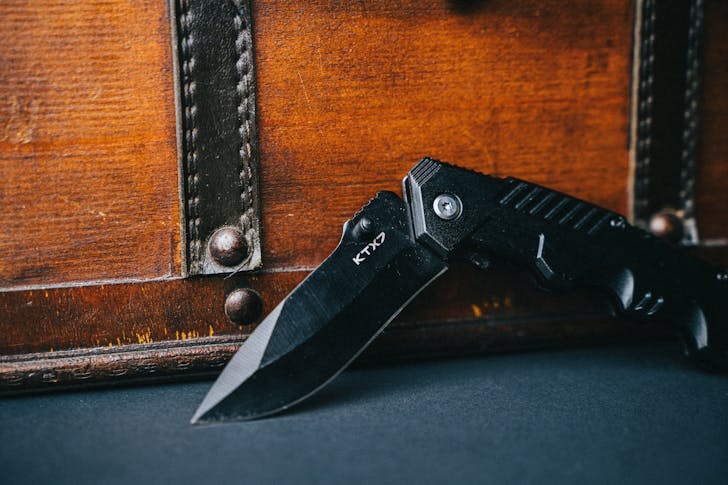 Is it legal to carry a knife in California?